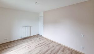 Peinture beige et pose de parquet stratifié